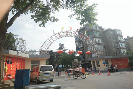 云门山花园4楼东户92平+储藏室，精装，双气，45万